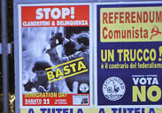 Il manifesto razzista della Lega con la scritta: Clandestini e delinquenza - Basta! Clicca per un'immagine a risoluzione elevata.