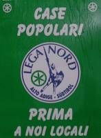 Das Plakat von Lega: 'Case popolari prima ai locali'