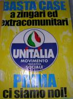 Das Plakat von Unitalia: 'Basta case a zingari ed extracomunitari, prima ci siamo noi!'