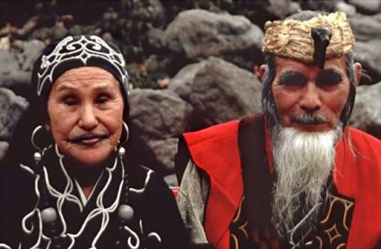Coppia Ainu in abiti tradizionali.