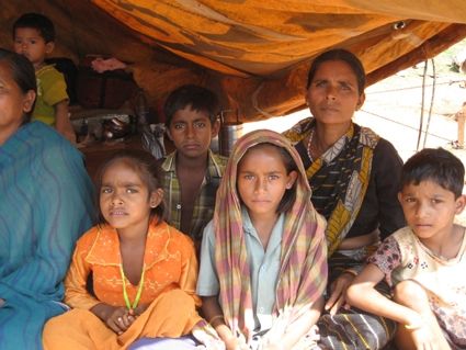 Tausende christliche Adivasi drängen sich in Flüchtlingslagern. Foto: GfbV.