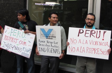 Demostración para el derecho indígena a la tierra en Perú delante de la representación peruana en la ONU en Nueva York. Foto: Rebecca Sommer/APM.