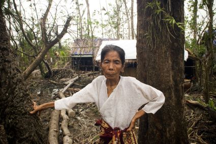 Anziana donna davanti alle rovine della sua casa dopo il passaggio del ciclone. Foto: Irin News.