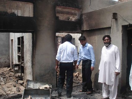 In Brand gesetzte und zerstörte Häuser während der Unruhen in Gojra 2009.