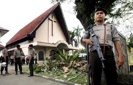 Militari indonesiani davanti a una chiea cristiana.
