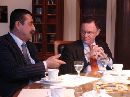 Bürgermeister von Halabja Khder Kareem (links) im Gespräch mit dem Oberbürgermeister von Hannover Stephan Weil.