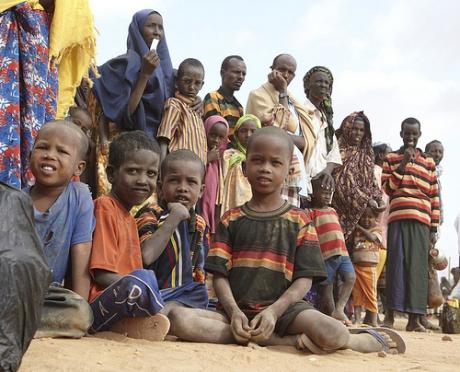 Somalische Flüchtlinge warten darauf, im Lager von Dadaab registriert zu werden. Foto: Oxfam International.