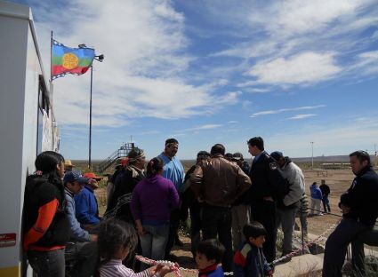 Movilización de la comunidad mapuche de Gelay Ko contra empresas petróliferas norteamericanas. Foto: www.mapuexpress.net.