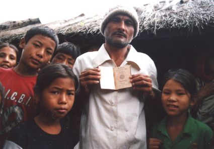 Ein Lotshampa-Flüchtling zeigt seinen bhutanenischen Pass, im Flüchtlingslager von Beldangi, Nepal.