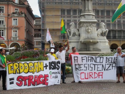 Una delle manifestazioni kurde a Bolzano per Kobane, 8 agosto 2015. Foto: Mauro di Vieste.