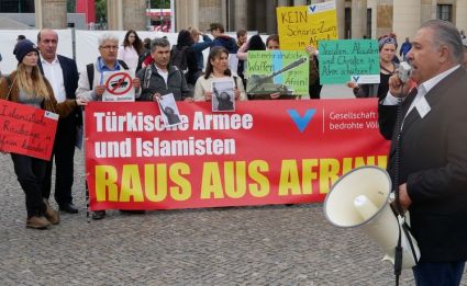 Una manifestazione di protesta dell'Associazione per i popoli minacciati a Berlino contro l'occupazione di Afrin. Foto: Archivio GfbV.