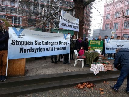 Azione contro l'invasione di Afrin a gennaio 2018 dell'Associazione per i popoli minacciati davanti al Ministero degli Esteri a Berlino. Foto: GfbV.