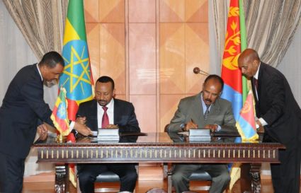 Der eritreische Präsident Isaias Afewerki un der äthiopische Ministerpräsident Abiy Ahmed unterzeichnen am 9. Juli 2018 das gemeinsame Friedens- und Freundschaftsabkommen zwischen Eritrea und Äthiopien. Foto: Yemane Gebremeskel via Wikimedia Commons.