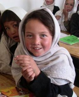 Viaggio in Afghanistan: bambine nella scuola di Jaghori. Foto di Evelina Colavita