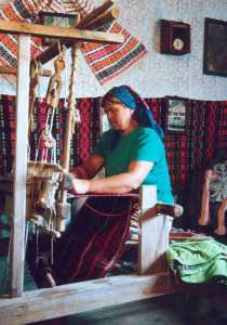 Cleja (Moldavia rumena), estate 2002: contadina csango al telaio. L'arte csango è caratterizzata da una grande varietà di motivi e colori, risultato dell'incontro di varie culture (occidentali, balcaniche, mediterranee, nordiche ed asiatiche)