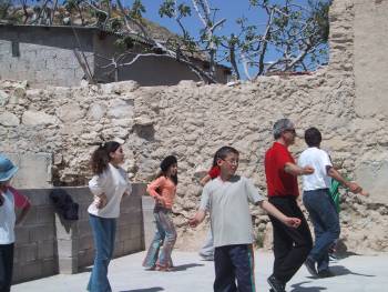 Zypern. Gemeinsam singen und tanzen: 'Wir sind alle Zyprioten'. Foto: Emma Lantschner