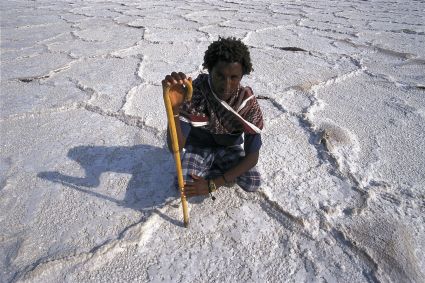 Il sale del deserto di Danakil è la più importante fonte di reddito dei nomadi Afar. Foto: Fred Lange, www.salzreisen.de.