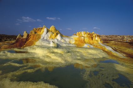 Dallol, Danakil, Etiopia: le sorgenti calde espellono sale dal terreno i cui depositi formano paesaggi eccezionali. Foto: Fred Lange, www.salzreisen.de.