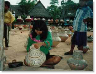 Eine Frau fertigt einen Keramikkrug.