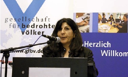 Parvaneh Ghorishi assiste profughi in Germania. Foto: archivio GfbV.