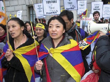 Die beiden Drapchi-Nonnen Namdrol Lhamo (li.) und Gyaltsen Drolkar bei einer Demonstration in London. Foto: Foto: mylondondiary.co.uk.