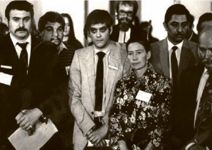 Romani Rose (m.) mit Sinti-Bürgerrechtlern beim Welt Roma Kongress in Göttingen, 1981.