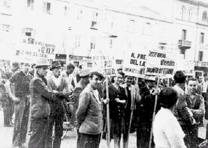 1947 - Manifestazione di lavoratori in piazza Chanoux ad Aosta. 'Le chemin du S.A.V.T. 1952-2002', 2002