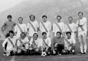 1980 - La squadra di calcio del S.A.V.T. tra gli atleti (in piedi da destra a sinistra): A. Lexert, Cottino, Stévenin, Vuillermoz, Donzel, Marconi, Agnesod, (accovacciati) Blessent, Guerraz, Viérin, Bordet, Riblan, Borbey. 'Le chemin du S.A.V.T. 1952-2002', 2002