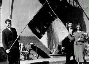 1953 - Morgex: Louis Ravet con la bandiera della 'Section Travailleurs'. 'Le chemin du S.A.V.T. 1952-2002', 2002