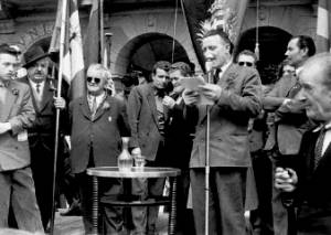 1954 - Manifestazione in piazza Chanoux ad Aosta. 'Le chemin du S.A.V.T. 1952-2002', 2002