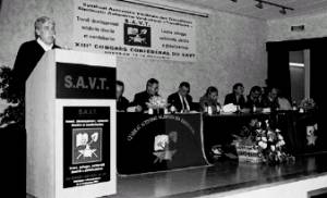 2001 - 14-15 dicembre, Gressan: 13. Congresso Confederale S.A.V.T., tavolo della presidenza, al podio Felice Roux. 'Le chemin du S.A.V.T. 1952-2002', 2002
