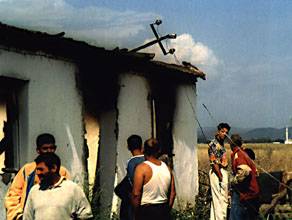 Zerstörte Roma-Häuser im Kosovo vom Rauch geschwärzt. Foto: T. Zuelch