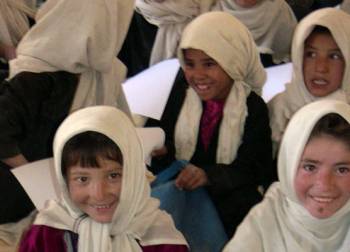 Hazara-Mädchen zur Schule. Foto: E. Colavita