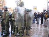 Protesta mapuche e marcia pacifica per l'Alameda e Paseo Ahumada a Santiago, presenza polizia, 13.5.2006