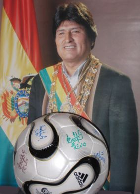 Evo Morales con pelota de fútbol de los mundiales