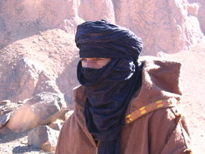 Un tuareg col volto velato dalla tagelmust.