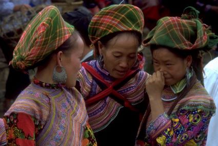 Hmong Frauen in traditioneller Tracht.