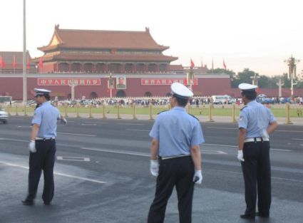 Polizia in Piazza Tiananmen a Pechino.