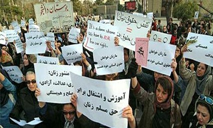 Frauenkundgebung 2006 in Iran. Foto: GfbV-Archiv.