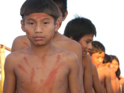 Junge Guarani-Indianer aus Brasilien.