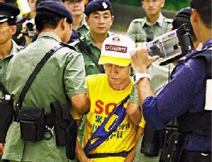 Arresto di un membro di Falun Gong.