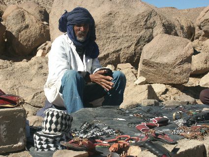 Ein Tuareg verkauft handwerklich hergestellte Gegenstände.