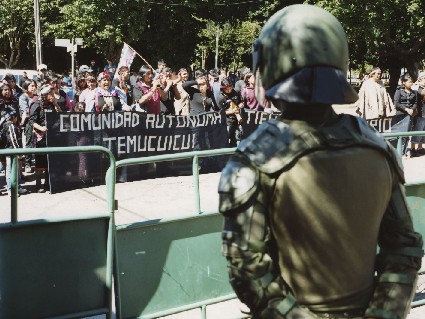 Protesta mapuche durante un processo presso il Tribunale di Victoria, Cile. Foto: Massimo Falqui Massidda.