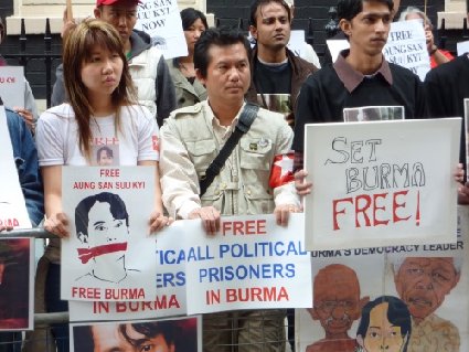 Protesta per la liberazione del Nobel per la pace birmana Aung San Suu Kyi. Foto: flickr_totaloutnow.