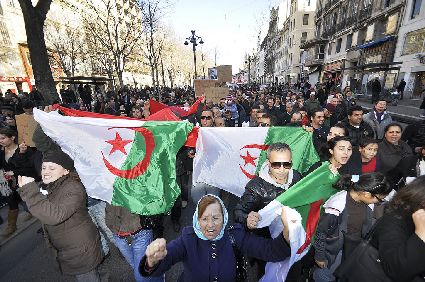 Algerische Demonstranten fordern Einhaltung der Menschenrechte in ihrem Land. Foto: marcovdz/flickr.com.