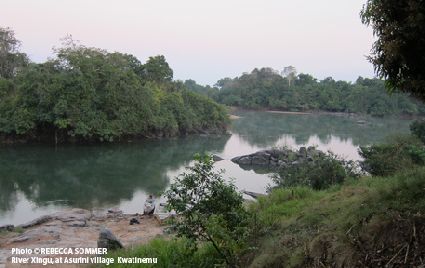 Der Xingu Fluss in Brasilien flie&szlig;t am Dorf der indigenen Gemeinschaft der Asurini vorbei. Foto: Rebecca Sommer.