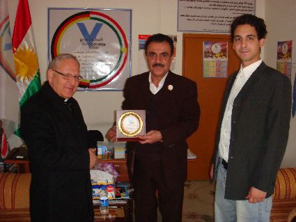 Il Vescovo Sako (a sinistra) presso la sede dell'APM ad Arbil in Iraq.