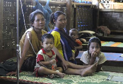 Flüchtlinge aus Burma auf der Krankenstation des Flüchtlingslagers in Nu Po, Thailand. Foto: UNHCR / R. Arnold, 2008.