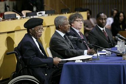 Chinua Achebe in un discorso all'ONU nel 2006. Foto: UN Photo / Mark Garten.