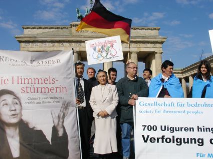 Protesta dell'APM con Uiguri davanti alla Porta di Brandeburgo a Berlino. Foto: GfbV.
